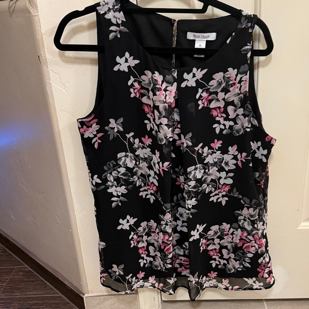 White House Black Market Floral Sleeveless Blouse size medium.